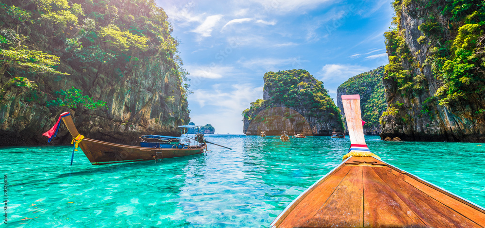 Landscape with  longtail boat on Loh Samah Bay, Phi Phi island, Thailand - obrazy, fototapety, plakaty 