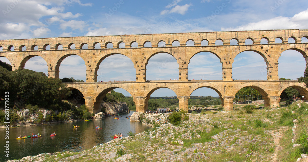 Beautiful front view of Pont du Gard, the famous Roman aqueduct, a sunny summer day. Located in Provence, in south of France, it's the highest ancient bridge in Europe. – Image