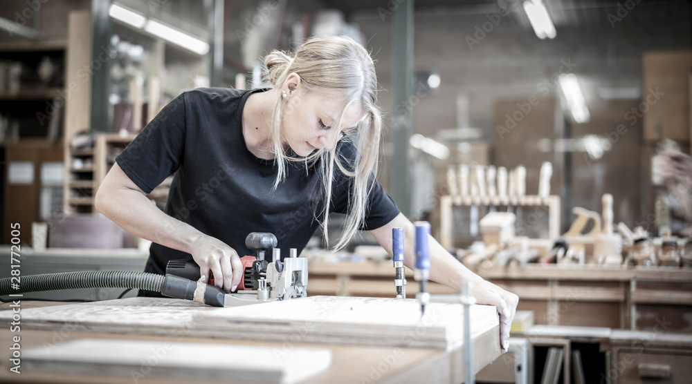 junger Schreiner bei der Arbeit junger Schreiner bei der Arbeit