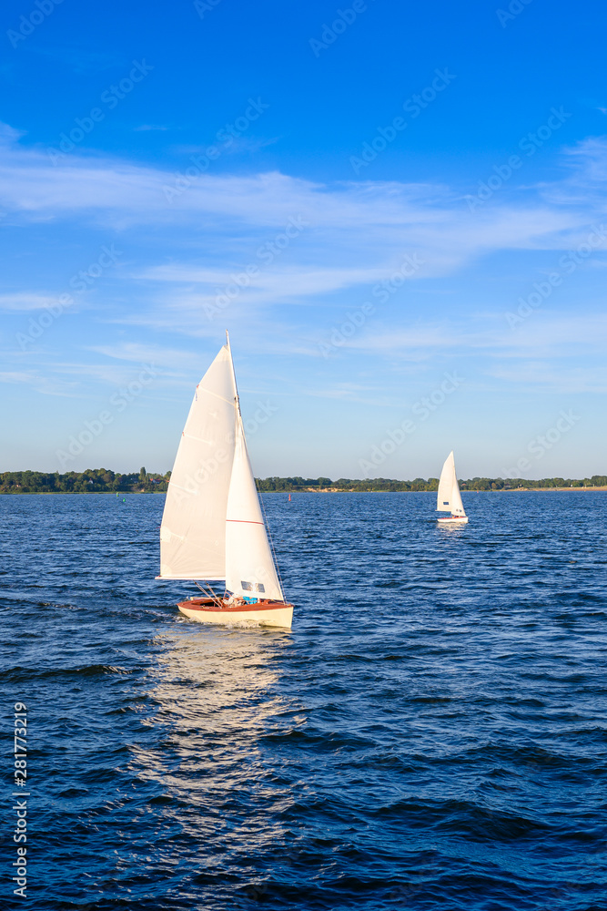Obraz premium Segel Schiff auf dem Meer mit Sonne