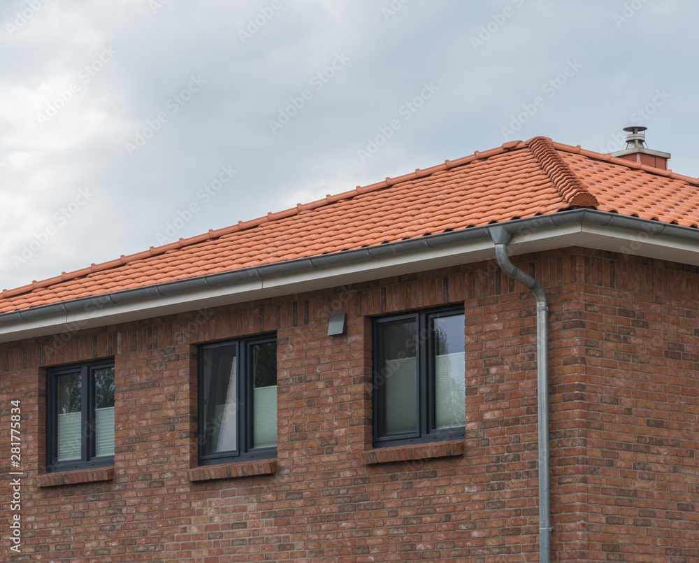 Fenster in anthrazit in einer Bachstein Fassade