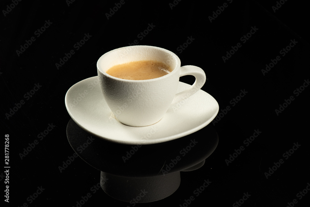 tasse de café sur fond noir brillant tasse de café sur fond noir brillant