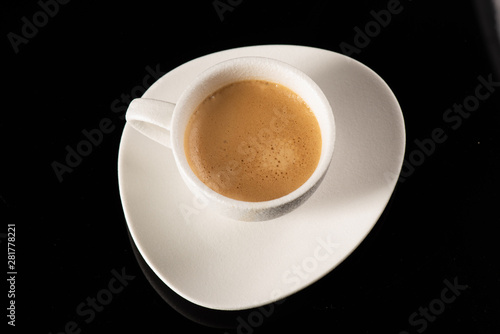 tasse de café sur fond noir brillant