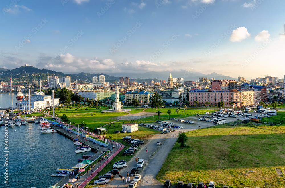 Fototapeta premium Widok Batumi z diabelskiego młyna. Wybrzeże Morza Czarnego. Miejski kurort Batumi, Gruzja.