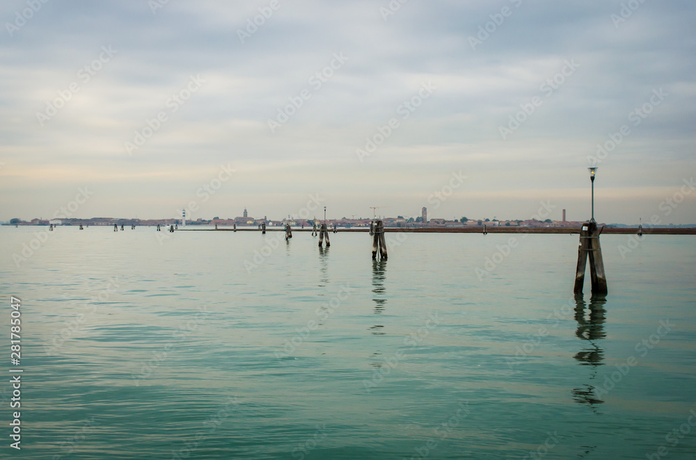 Panorama di Venezia visto dalla laguna al tramonto