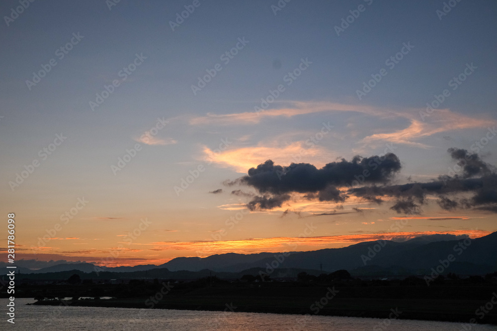 夕焼けと輪っか状の雲 夕焼けと輪っか状の雲
