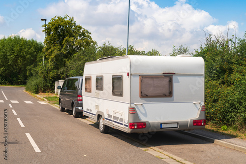 Auto und Wohnwagen auf einem Parkplatz