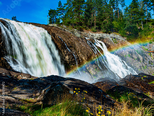Duży wodospad Haugfossen na rzece Simoa, Amot, Norwegia © Dreamnordno