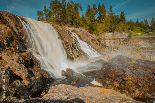Fototapeta Naklejka Na Ścianę i Meble -  Duży wodospad Haugfossen na rzece Simoa, Amot, Norwegia