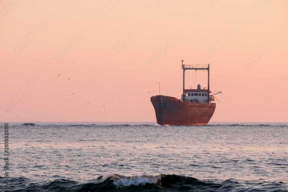 Obraz premium Shipwreck at sunset