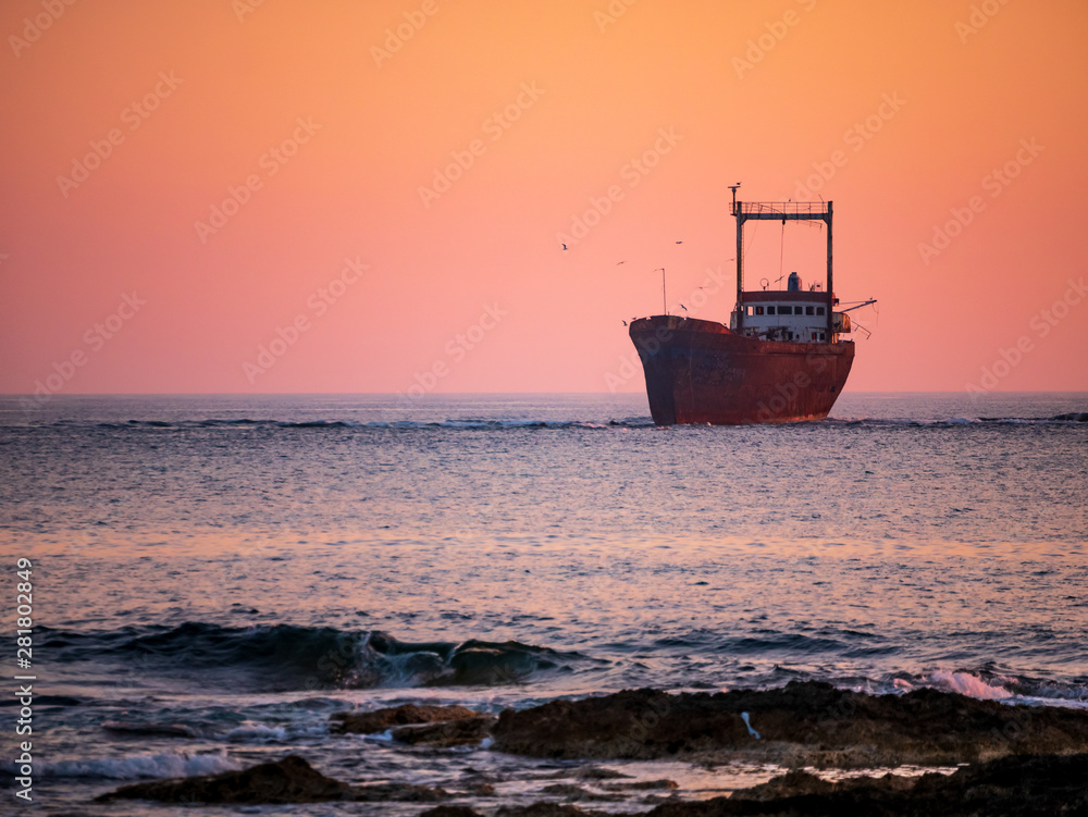 Fototapeta premium Shipwreck at sunset
