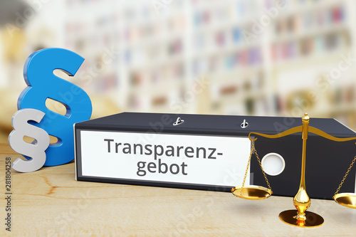 Transparenzgebot – Recht/Gesetz. Ordner auf Schreibtisch mit Beschriftung neben Paragraf und Waage. Anwalt