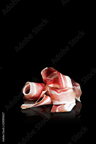 Charcuterie isolée sur un fond noir