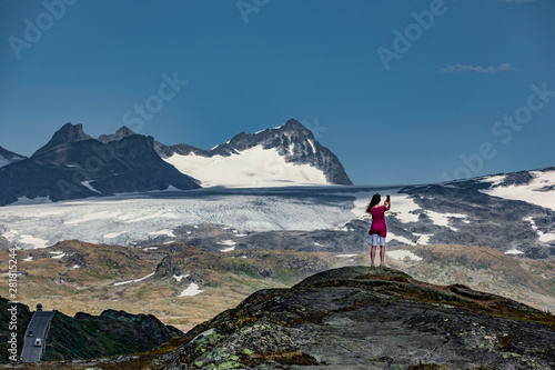 Frau mit Handy in Jotunheimen Norwegen