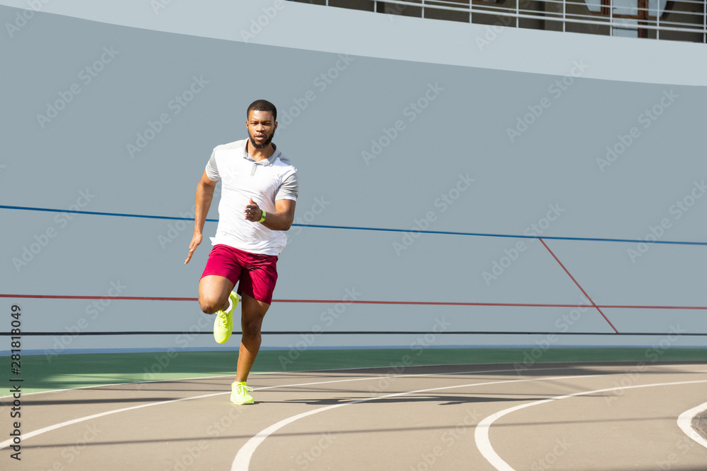 Fototapeta premium Aktywny młody sportowiec na bieżni