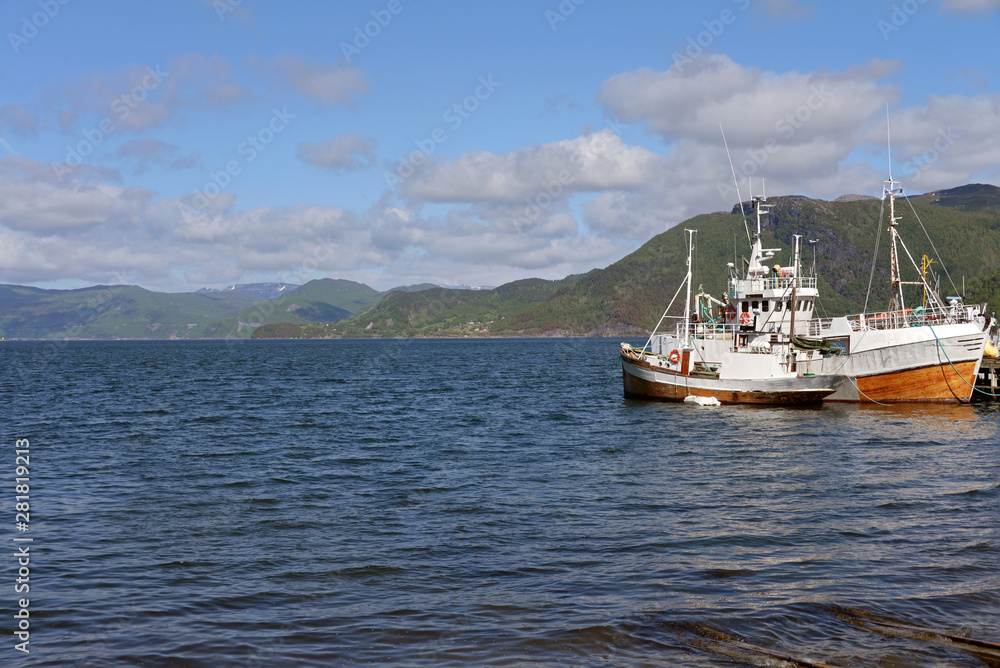 Fischkutter im FDjord von Rognan in Norwegen