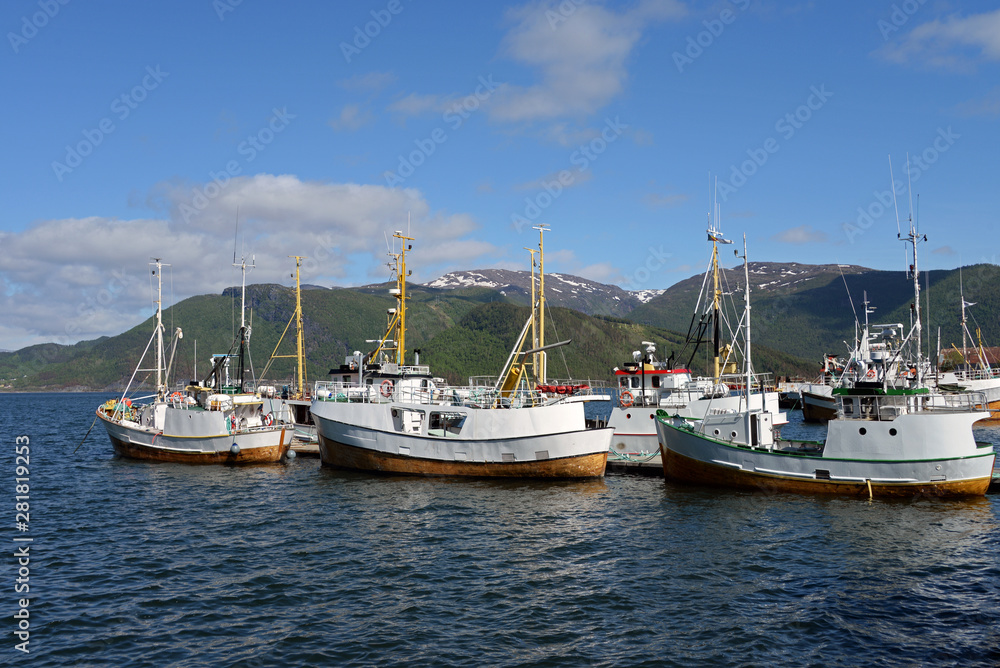 Fischerboote im Hafen von Rognan Norwegen