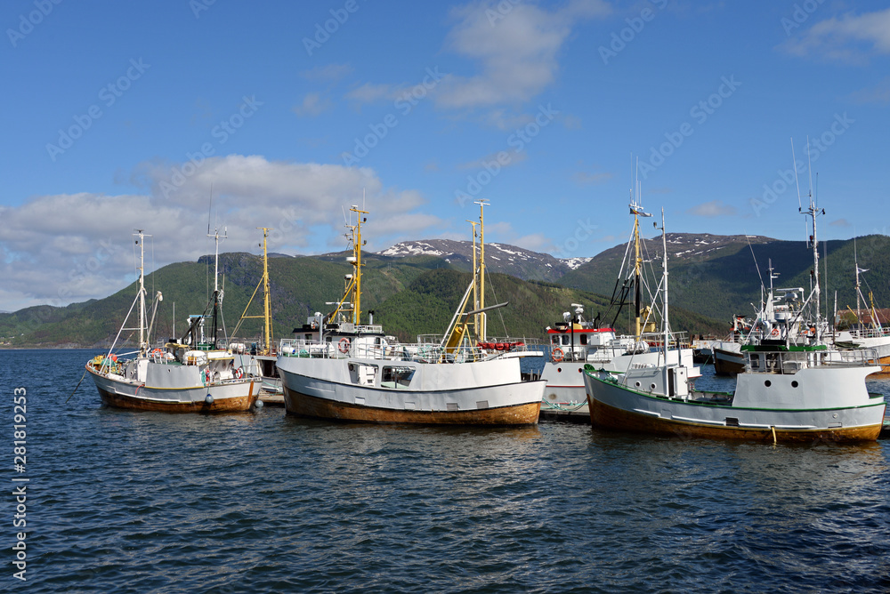 Fischerboote im Hafen von Rognan Norwegen Fischerboote im Hafen von Rognan Norwegen