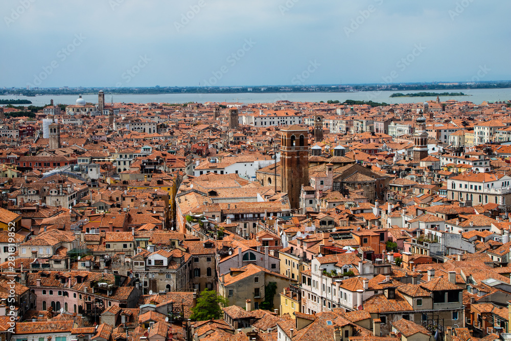 Vista da torre da Praça de São Marcos da cidade de Veneza, Italia.  Vista parcial da cidade