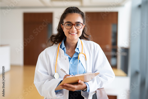 Junge sympathisch lächelnde Ärztin im Krankenhaus  photo