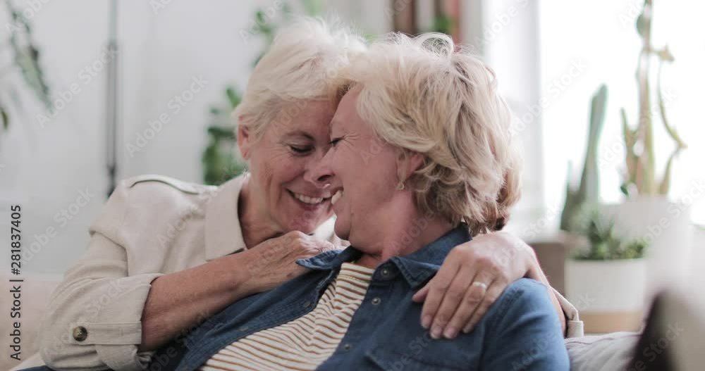 Студенттер кіреберісте жыныстық қатынасқа түсуде