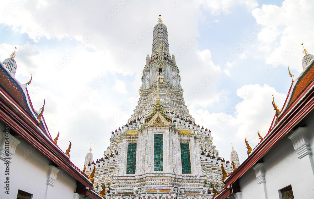 Fototapeta premium Wat Arun Ratchawararam. The Temple of Dawn. Bangkok, Thailand.
