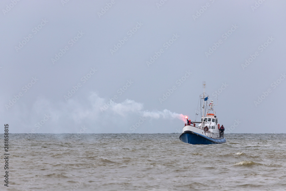 Naklejka premium visual signal showing ship in distress