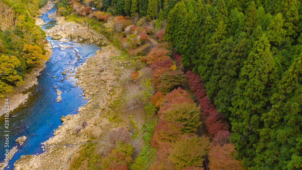 京都　紅葉　保津川　保津峡　桂川　嵐山　トロッコ　空撮　DJI　ドローン　写真素材