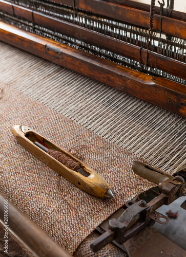 Εκτύπωση καμβά traditional weaving loom and shuttle for Tweed weaving