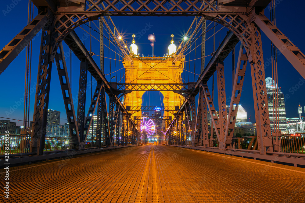 Obraz premium Yellow Line on Cincinnati Bridge