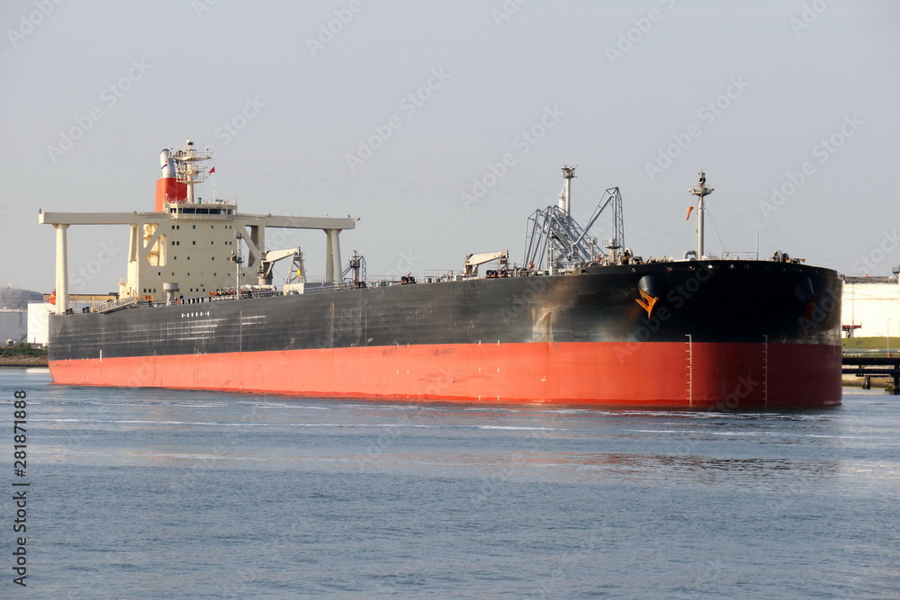 schwarzer Supertanker im Hafen