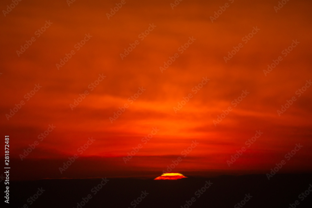 日の出の太陽が雲から顔を出すDSC0745