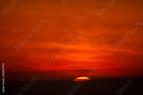 日の出の太陽が雲から顔を出すDSC0746