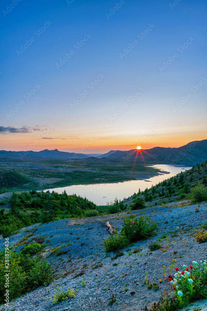Naklejka premium Spirit Lake Sunset At Mount Saint Helens