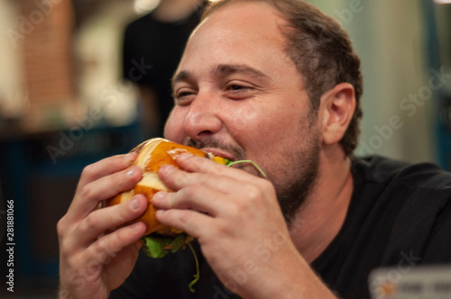 Fernando Comiendo en hamburgueseria
