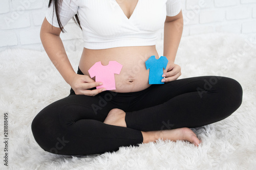 Canvas Print Pregnant Asian woman smiling and happy to be mom and imagine her child will be boy or girl
