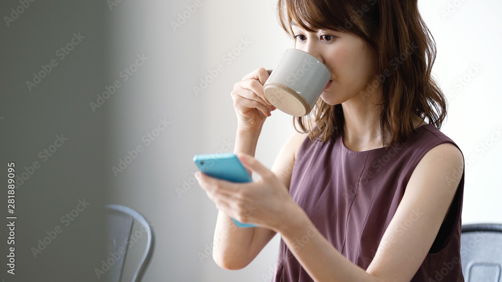 カフェでスマホを見る女性 カフェでスマホを見る女性
