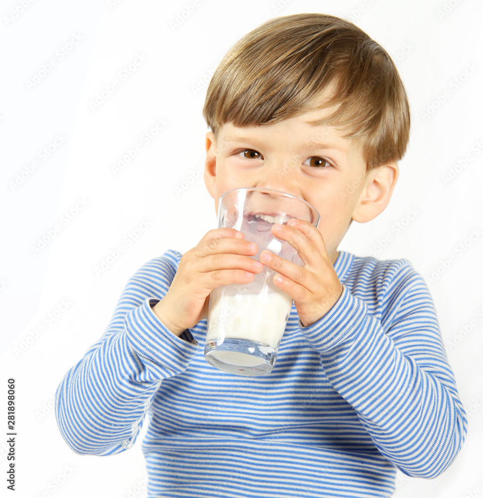 Ein dreijähriger Junge trinkt ein Glas Milch Ein dreijähriger Junge trinkt ein Glas Milch