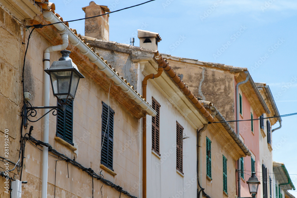 Häuserfront Altstadt von Alcudia Mallorca Spanien Laterne Fenster Dächer
