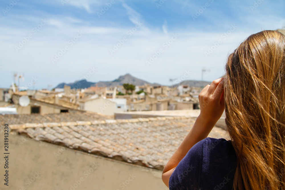 Junge Frau über den Dächern von Alcudia Mallorca Spanien Touristin Ausblick