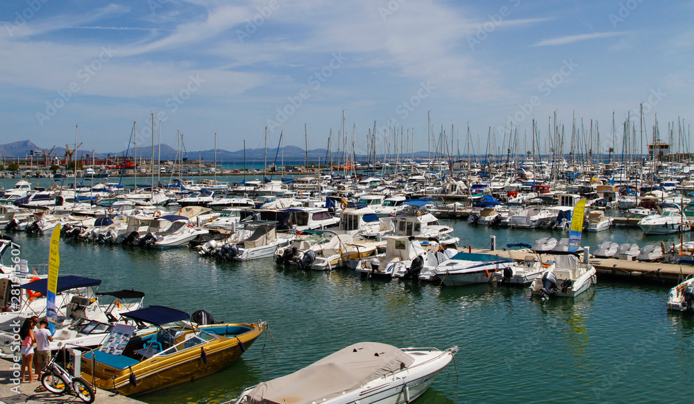 Hafen von Alcudia Mallorca Spanien Boote Yachten Wasser 