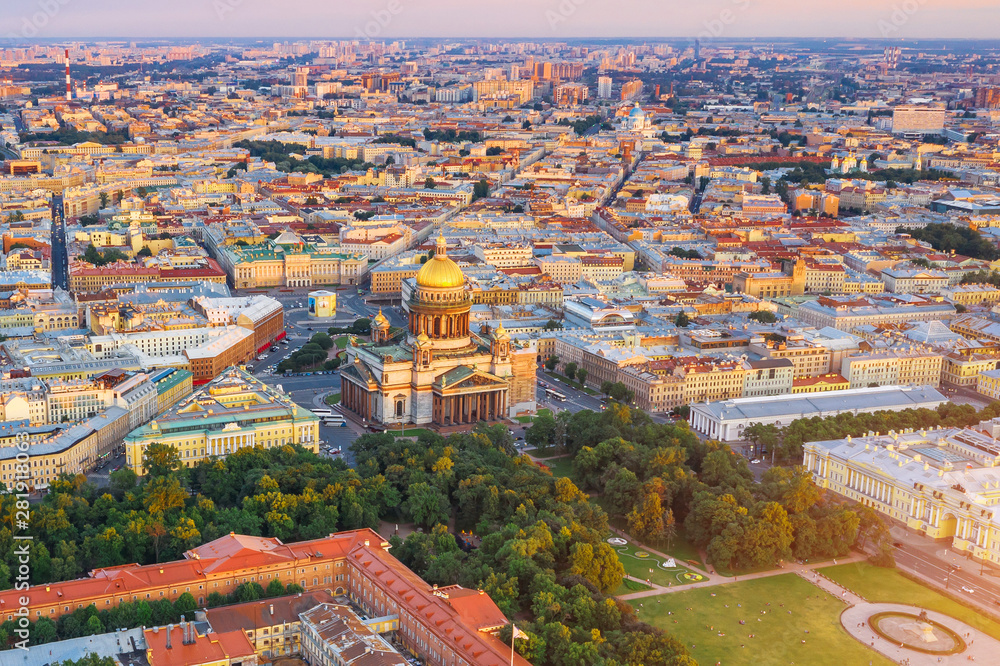Fototapeta premium Sunset view of the historical center of St. Petersburg, St. Isaac's Cathedral and the Bronze Horseman Peter 1.