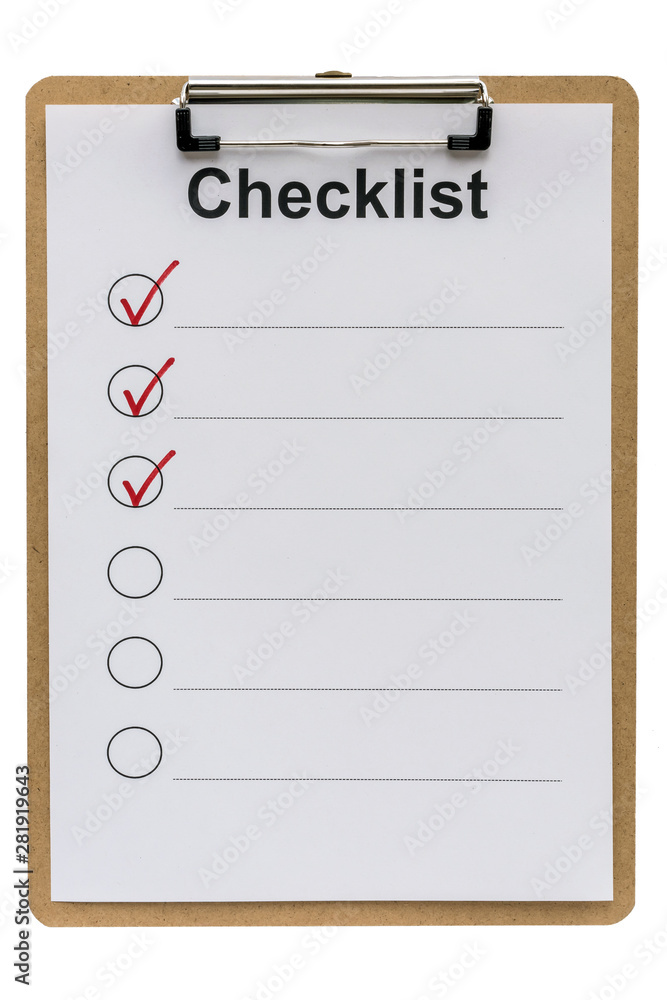 Halb abgehakte Checkliste vor weißem Hintergrund als Vorlage für ...
