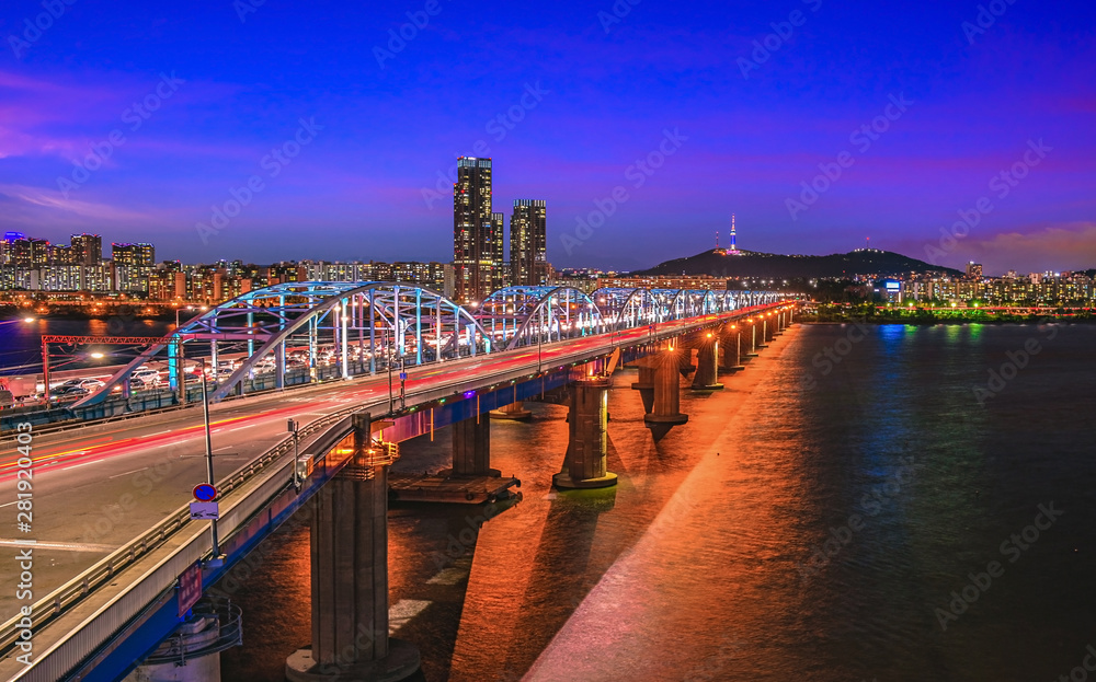 Fototapeta premium Twilight at Dongjak Bridge and Han river in Seoul City , South Korea..
