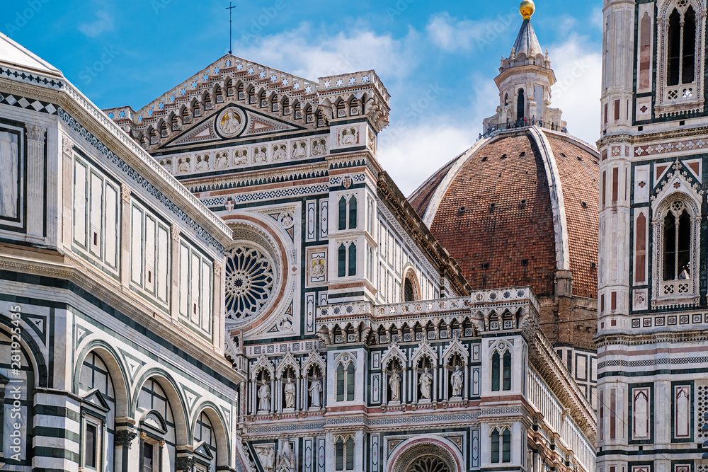 Fototapeta premium Florence Duomo, Włochy. Katedra Santa Maria del Fiore (Bazylika Najświętszej Marii Panny). Miasto w dzień