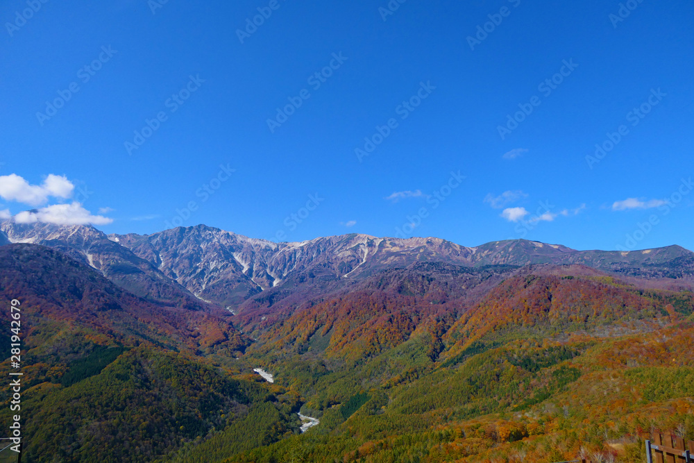 中部山岳国立公園。白馬マウンテンハーバーより北アルプス、白馬岳を望む。長野　日本。１０月下旬。