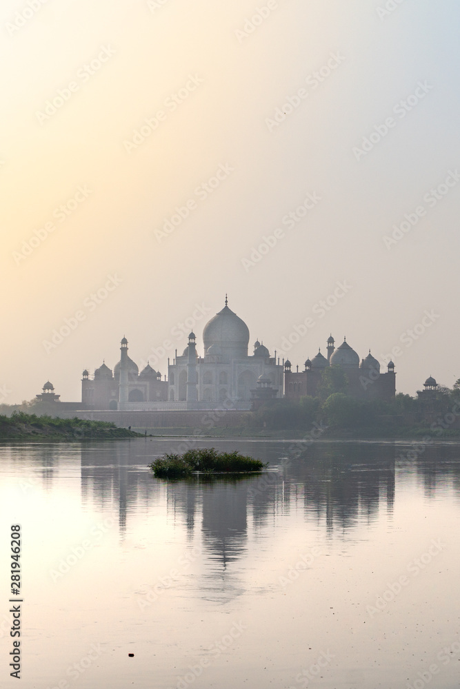 Fototapeta premium The view on Taj Mahal from river side