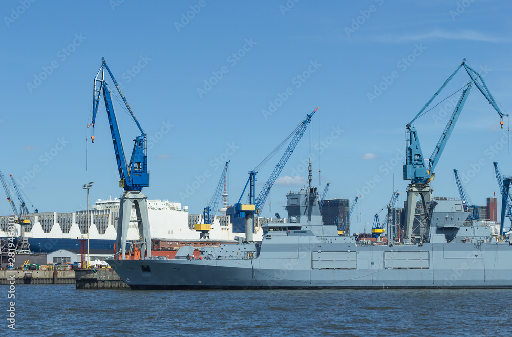 Marineschiff in der Werft Schiffbau Rüstungsexport