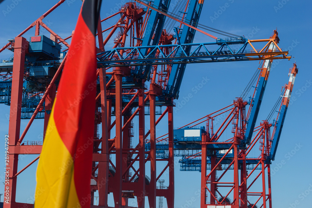 Containerschiff am Containerterminal Deutschland Fahne Export Freihandel Wirtschaft