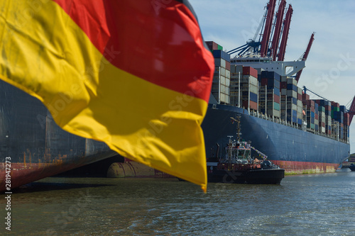 Containerschiff am Containerterminal Deutschland Flagge Export Freihandel Wirtschaft